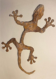 Skulpture einer versteinert und vergammelt Gecko Mumie