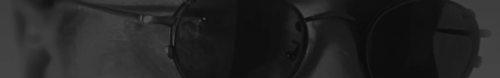 Schwarzweiß Bild eines Mannes, das seinen Augenbereich mit einer Sonnenbrille zeigt. | konzeptdesignkunst Schwarzweiß Bild eines Mannes, das seinen Augenbereich mit einer Sonnenbrille zeigt. | konzeptdesignkunst