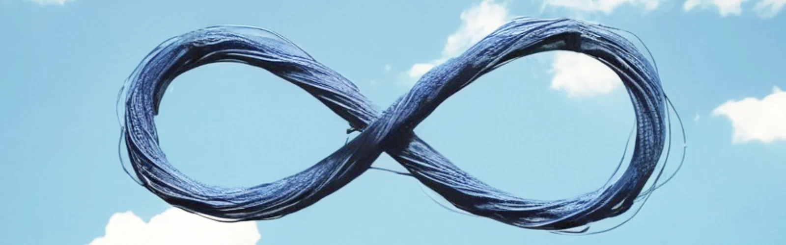 Unendlich-Zeichen aus Kordel geknüpft vor einem Wolkenhimmel. | konzeptdesignkunst